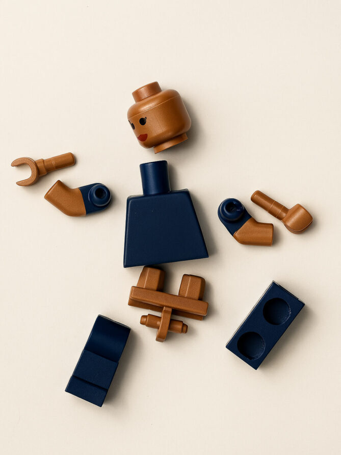 Figurine démontée représentant une perte d’unité intérieure – image symbolique en lien avec la thérapie individuelle