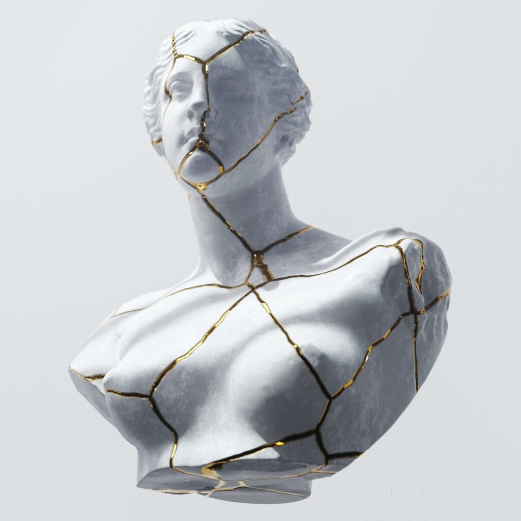 Buste de statue en marbre blanc restauré avec des fissures dorées, technique kintsugi, symbole de résilience et de reconstruction