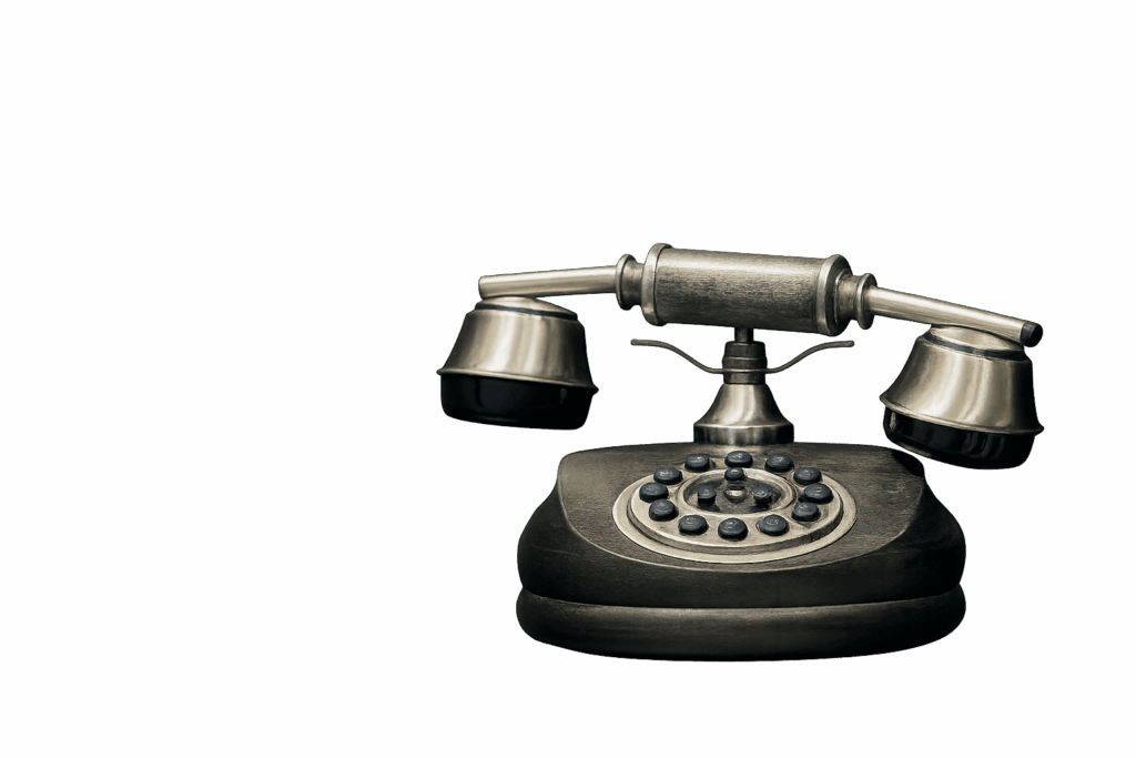 Ancien téléphone en bois et métal, symbole de communication et de lien pour illustrer la prise de contact