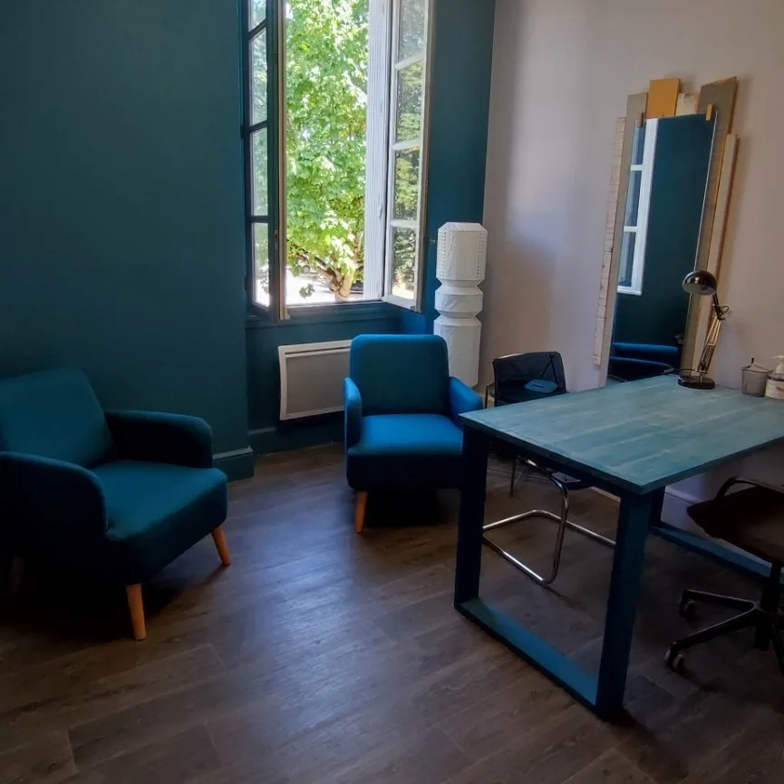 Intérieur du cabinet HEURIPSY à Landiras, un espace chaleureux et apaisant pour la thérapie de couple et individuelle