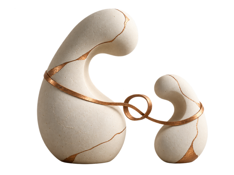 Deux sculptures en céramique, une grande et une petite, reliées par un ruban cuivré qui forme une boucle : les tensions qui se répètent entre parent et enfant