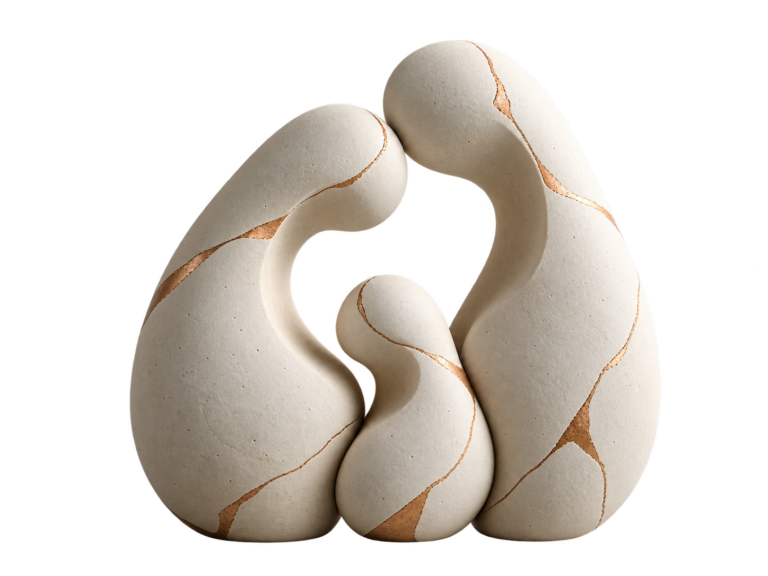 Deux grandes sculptures en céramique qui entourent une plus petite : les parents reçus seul·e ou à deux en guidance parentale